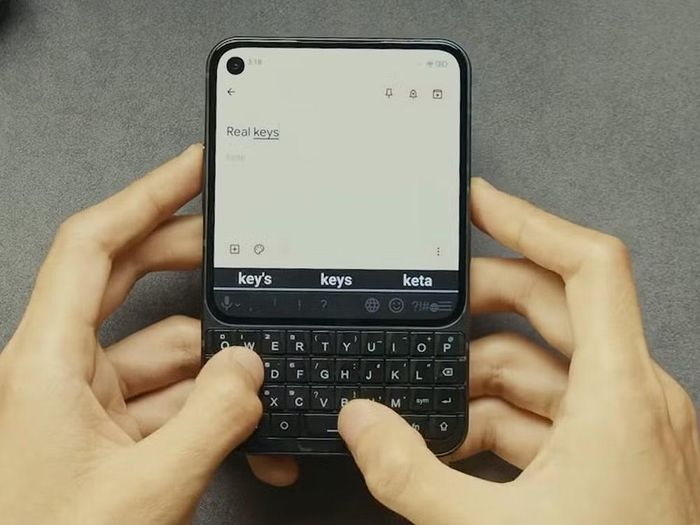 Có thể thấy, sức hút của BlackBerry đến từ giá trị hoài niệm và trải nghiệm sử dụng khác biệt hơn là cấu hình hay công nghệ. Với người yêu thích sưu tầm hoặc muốn tìm một thiết bị độc đáo để làm việc cơ bản, BlackBerry vẫn có sức hấp dẫn riêng, nhưng nếu cần một smartphone phục vụ lâu dài, an toàn và tương thích tốt với các ứng dụng hiện đại, những lựa chọn Android mới sẽ là phương án hợp lý hơn.