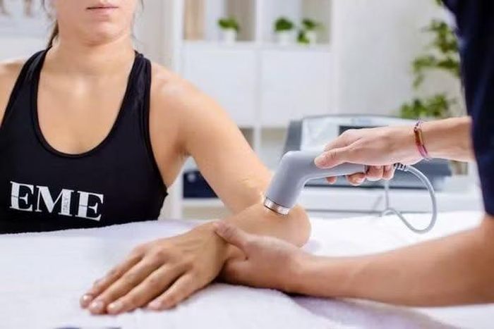 Liệu pháp siêu âm nhẹ được sử dụng trong trị liệu.