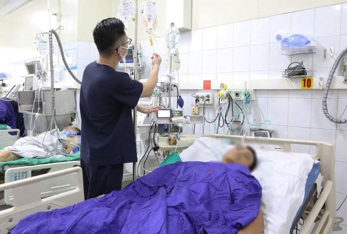 Chăm sóc bệnh nhân tại khoa Hồi sức tích cực - Ảnh BVCC