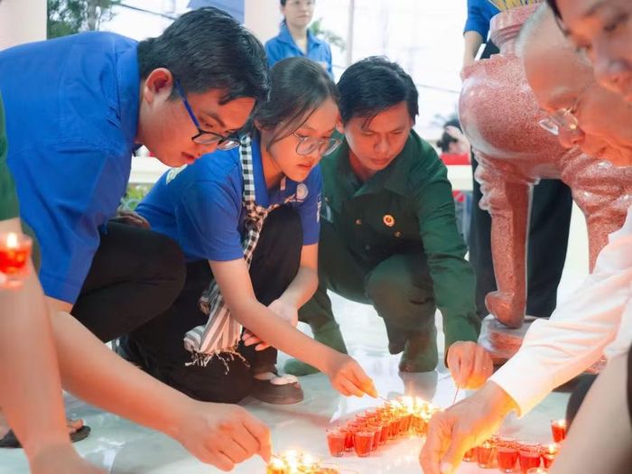 Nguyễn Thị Ngọc Hân thắp nến tri ân các anh hùng liệt sĩ nhân ngày 27/7.