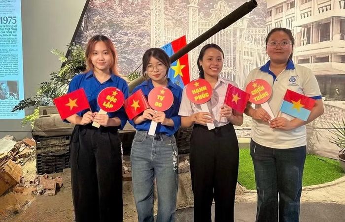 Quỳnh Như (ngoài cùng bên trái) cùng các chiến sĩ tình nguyện.