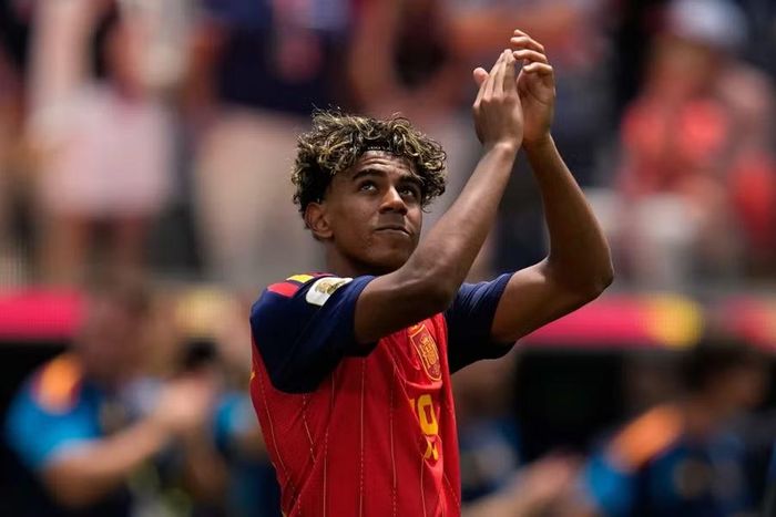 Tiền đạo cánh Lamine Yamal cảm ơn người hâm mộ sau trận Tây Ban Nha thắng Bỉ ở tứ kết World Cup 2026. Ảnh: AP.