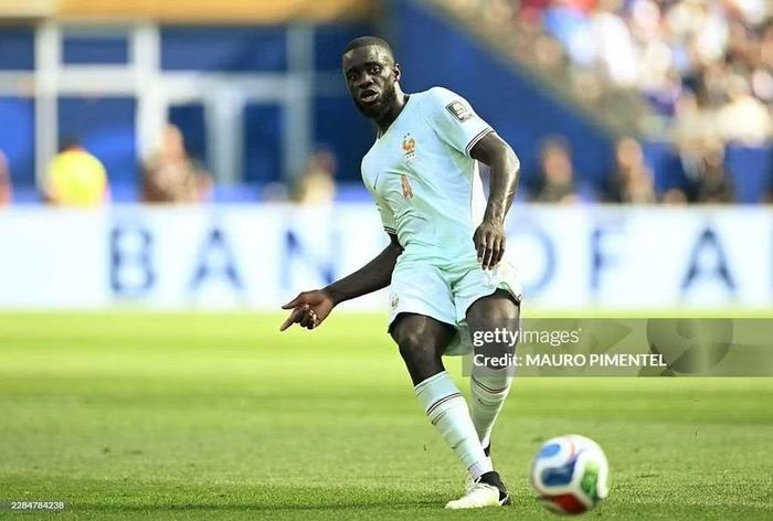  Trung vệ Dayot Upamecano (Pháp): Chốt chặn tuyển Pháp chuyền chính xác 59/62 lần, có 4 pha giải nguy và 3 tình huống tắc bóng trước Ma Rốc. Upamecano còn suýt ghi bàn với cú dứt điểm đạt chỉ số bàn thắng kỳ vọng 0,44. 