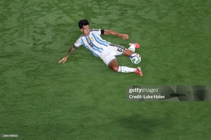  Trung vệ Lisandro Martinez (Argentina): Martinez thắng 10 pha tranh chấp, thực hiện 4 lần giải nguy và 4 pha tắc bóng trong chiến thắng 3-1 của Argentina trước Thụy Sĩ. Anh còn có 98 lần chạm bóng, chuyền chính xác 65/77 đường và tung 2 cú dứt điểm. 