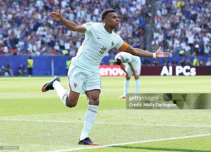  Tiền đạo Kylian Mbappe (Pháp): Dù đá hỏng phạt đền, Mbappe vẫn ghi một bàn và kiến tạo một lần trong trận Pháp thắng Ma Rốc 2-0. Anh dứt điểm 4 lần, đạt tốc độ tối đa 34,22 km/h và có 17 lần dẫn bóng hướng lên phía trước. 
