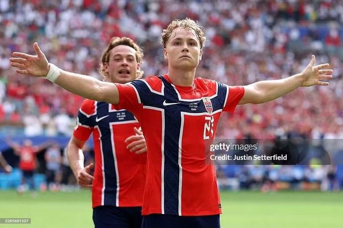  Tiền đạo cánh Andreas Schjelderup (Na Uy): Schjelderup ghi tuyệt phẩm từ góc hẹp giúp Na Uy mở tỷ số trước tuyển Anh. Anh còn thắng 6/8 pha tranh chấp, thực hiện 6 lần tắc bóng, 6 pha thu hồi và một tình huống đánh chặn. 