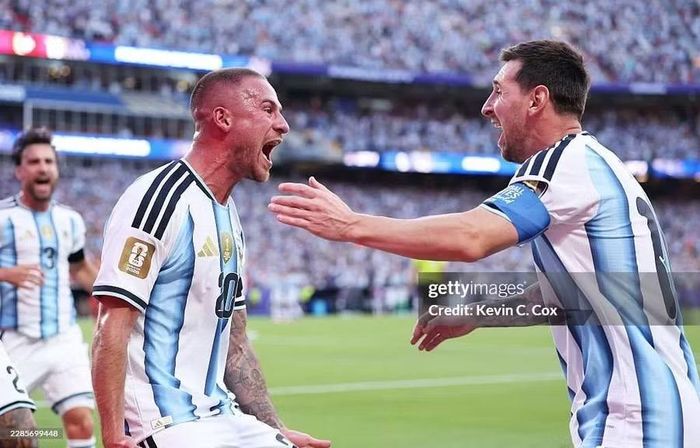  Tiền đạo Lionel Messi (Argentina): Messi tạo 6 cơ hội và kiến tạo để tiền vệ Alexis Mac Allister mở tỷ số trong trận Argentina thắng Thụy Sĩ. Đội trưởng Argentina còn có 101 lần chạm bóng, 45 lần dẫn bóng, 5 pha thu hồi và 3 tình huống tắc bóng. 