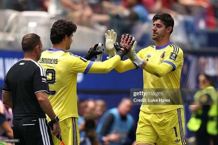  Thủ môn Thibaut Courtois (Bỉ): Cứu thua 4 lần và chuyền chính xác 22/29 đường, Courtois là điểm sáng lớn nhất của Bỉ trong trận thua Tây Ban Nha 1-2. Sau khi anh rời sân vì chấn thương, thủ môn Senne Lammens mắc lỗi dẫn đến bàn thua phút 88. 