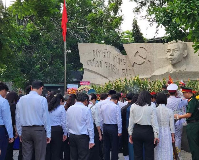 Trong không khí trang nghiêm, các đại biểu đã dành một phút mặc niệm để bày tỏ lòng biết ơn sâu sắc đến các Anh hùng liệt sĩ.