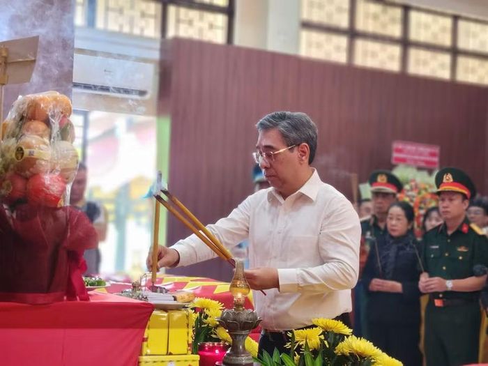 Ông Nguyễn Phước Lộc, Phó Bí thư Thành ủy, Chủ tịch Ủy ban MTTQ Việt Nam TPHCM, dâng hương.