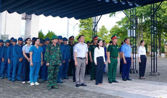 Các lực lượng tổ chức lễ viếng, dâng hương tri ân các liệt sĩ.