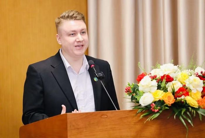 Ông Brandon Sinkovic – Giám đốc học thuật của FSEL chia sẻ tại sự kiện.