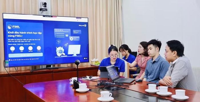 Đại diện của Atlantic Group và FSEL chia sẻ các giải pháp hỗ trợ, đồng thời giới thiệu nền tảng triển khai “Tháng tự học tiếng Anh dành cho giáo viên toàn quốc”.