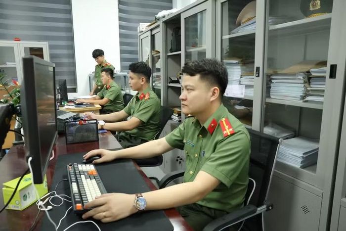 Cán bộ, chiến sĩ Công an tỉnh Bắc Ninh xác minh tội phạm qua mạng internet.