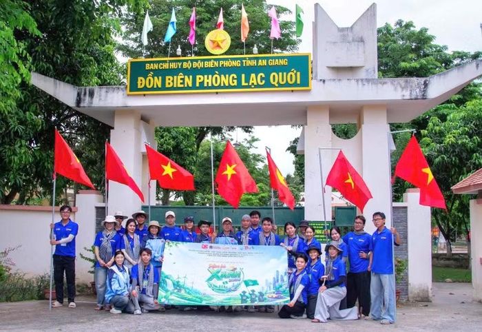 Thực hiện công trình "Đường cờ Tổ quốc".