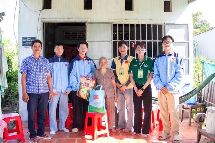 Trao tặng quà cho gia đình chính sách.