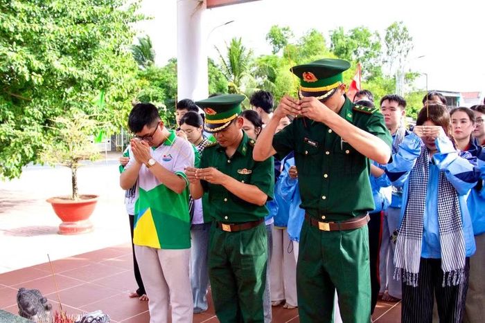 Đoàn dâng hương, làm sạch Bia tưởng niệm liệt sĩ Lạc Quới, Ba Chúc (tỉnh An Giang).