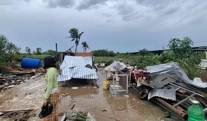 Một căn nhà dân bị sập hoàn toàn.