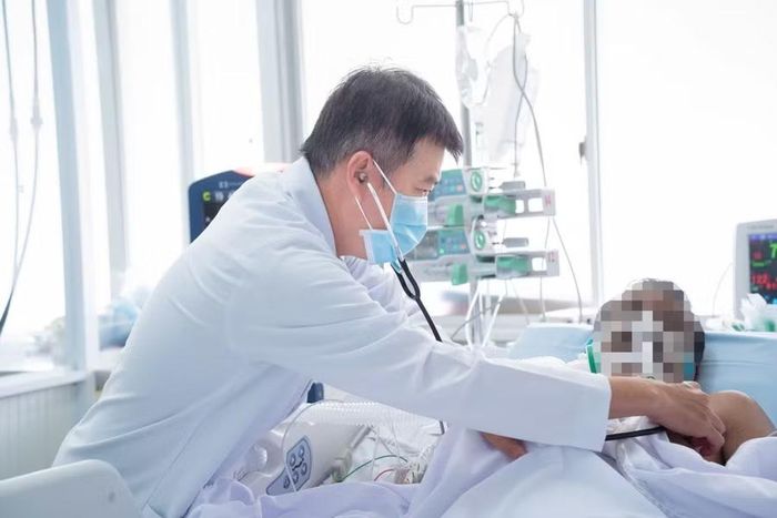 Bệnh nhân vẫn đang trong tình trạng rất nặng nhưng các chỉ số huyết động và lượng oxy trong máu ghi nhận sự cải thiện tích cực.