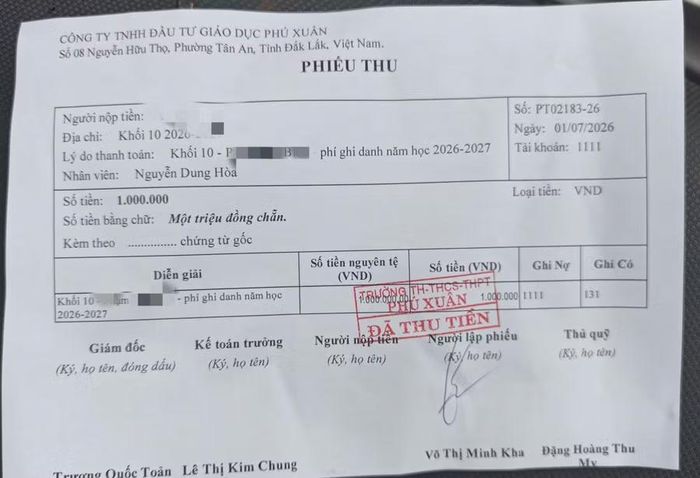 Khi nộp hồ sơ ghi danh, phụ huynh đóng khoản tiền 1 triệu đồng tiền "giữ chỗ".