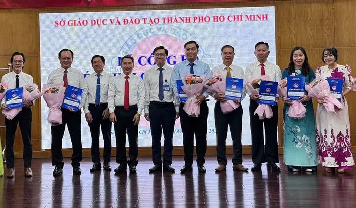 Lãnh đạo Sở GD&ĐT TPHCM trao quyết định bổ nhiệm lại các Phó Hiệu trưởng.