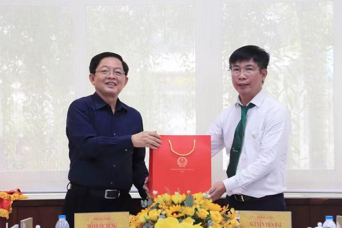 Phó Thủ tướng Hồ Quốc Dũng tặng quà cho lãnh đạo Công ty Cổ phần Rau quả thực phẩm An Giang.