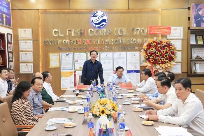 Phó Thủ tướng Hồ Quốc Dũng phát biểu tại buổi làm việc với Công ty Cổ phần Xuất nhập khẩu thủy sản Cửu Long An Giang.