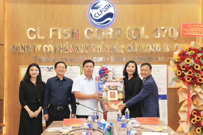 Phó Thủ tướng Chính phủ Hồ Quốc Dũng và Bí thư Tỉnh ủy tỉnh An Giang Nguyễn Tiến Hải chụp ảnh lưu niệm cùng doanh nghiệp.