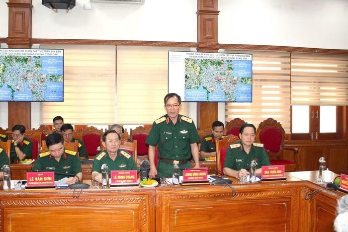 Thiếu tướng Lương Đình Chung, Bí thư Đảng ủy, Chính ủy Quân khu 5 báo cáo với Đoàn công tác.