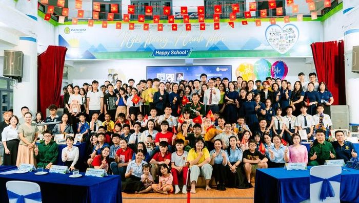 Học sinh, phụ huynh và thầy cô chụp ảnh lưu niệm cùng Anh hùng Phạm Tuân.