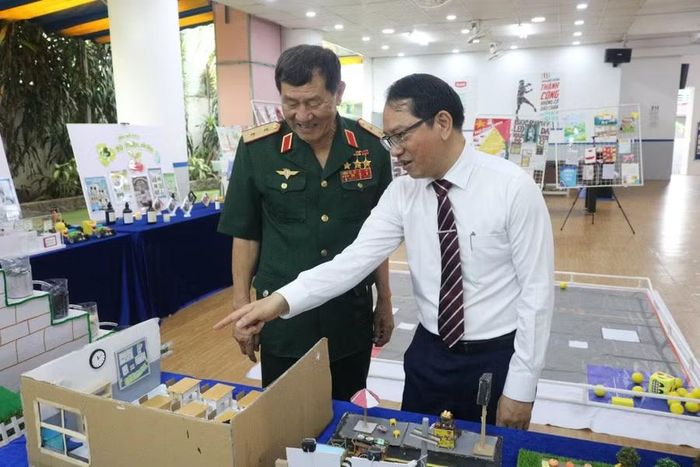 Anh Hùng Phạm Tuân tham quan các sản phẩm của học sinh.