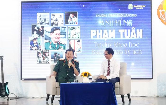 Anh hùng Phạm Tuân chia sẻ tại buổi giao lưu.