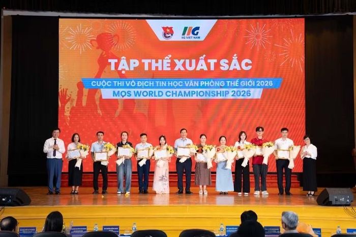 Đồng chí Trần Hương Thảo, Phó Giám đốc phụ trách Trung tâm Phát triển KHCN và Tài năng trẻ, Trung ương Đoàn và Ông Đoàn Hồng Nam, Chủ tịch Tổ chức Giáo dục IIG Việt Nam trao giải tập thể