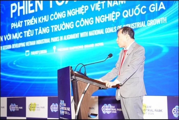 "Giai đoạn 2026-2030, khi đất nước đặt mục tiêu tăng trưởng GDP bình quân từ 10%/năm trở lên, hệ thống KCN cần tiếp tục đổi mới theo hướng đồng bộ về quy hoạch và hạ tầng; đẩy mạnh chuyển đổi xanh, chuyển đổi số; nâng cao năng lực đón các dự án công nghệ cao, bán dẫn và đổi mới sáng tạo", ông Trần Văn Quân, Phó Chủ tịch UBND Thành phố Hải Phòng phát biểu tại Diễn đàn.
