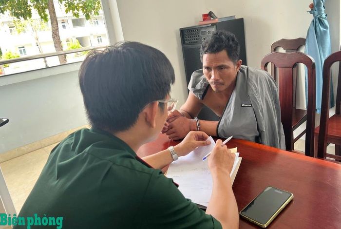 Cán bộ Đồn Biên phòng Phước Tỉnh lấy lời khai đối tượng Trần Vũ Hải. Ảnh: Văn Danh