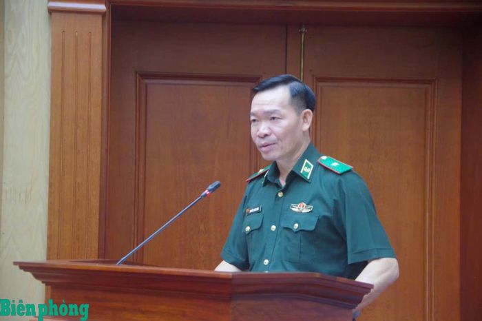 Thiếu tướng Nguyễn Xuân Toàn công bố quyết định của Bộ Quốc phòng về việc bổ nhiệm cán bộ. Ảnh: Thu Minh