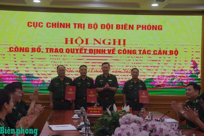 Thừa ủy quyền của thủ trưởng Bộ Tư lệnh Bộ đội Biên phòng, Thiếu tướng Nguyễn Xuân Toàn trao quyết định nâng lương cho các cán bộ. Ảnh: Thu Minh