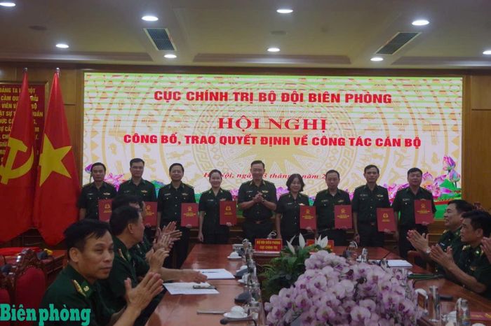 Thừa ủy quyền của thủ trưởng Bộ Tư lệnh Bộ đội Biên phòng, Thiếu tướng Nguyễn Xuân Toàn trao quyết định nâng lương cho các cán bộ. Ảnh: Thu Minh