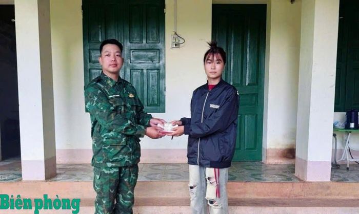 Thượng úy Lương Minh Thuận, Phó Đội trưởng Đội Vũ trang, Đồn Biên phòng Tổng Cọt trao trả chiếc ví cùng toàn bộ giấy tờ và 930.000 đồng cho gia đình cháu Triệu Thị Mới tại Tổ công tác Biên phòng Chông Mạ. Ảnh: Khánh Hòa