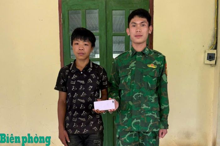 Cháu Thào Mý Đứ nhận lại chiếc điện thoại do Đại úy Đàm Trường Giang, Nhân viên Trinh sát Đồn Biên phòng Tổng Cọt nhặt được trong khi tham gia hỗ trợ thi công Trường nội trú liên cấp xã Tổng Cọt. Ảnh: Khánh Hòa