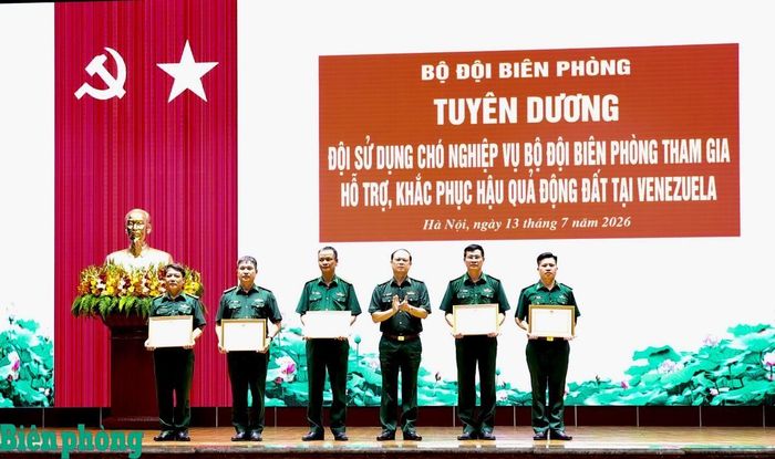 Trung tướng Nguyễn Anh Tuấn trao Bằng khen của Bộ Tư lệnh Bộ đội Biên phòng tặng các tập thể đã hoàn thành xuất sắc nhiệm vụ tham mưu lãnh đạo, chỉ đạo và đảm bảo, hỗ trợ lực lượng tham gia tìm kiếm, khắc phục hậu quả thảm họa động đất tại Venezuela. Ảnh: TK