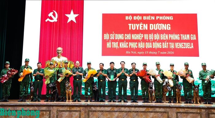 Các thủ trưởng, đại biểu tặng hoa chúc mừng Đội sử dụng chó nghiệp vụ Bộ đội Biên phòng. Ảnh: Chiến Khu