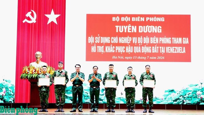 Thừa ủy quyền của Thủ trưởng Bộ Quốc phòng, Trung tướng Vũ Trung Kiên, Thiếu tướng Phạm Văn Tỵ trao Bằng khen của Bộ Quốc phòng tặng các cá nhân có thành tích xuất sắc trong thực hiện nhiệm vụ tìm kiếm, cứu nạn, hỗ trợ nhân đạo, khắc phục hậu quả thảm họa động đất tại Venezuela. Ảnh: TK