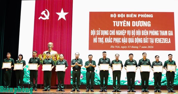 Trung tướng Nguyễn Anh Tuấn và Thiếu tướng Nguyễn Đức Mạnh trao Bằng khen của Bộ Tư lệnh Bộ đội Biên phòng tặng các cá nhân đã hoàn thành xuất sắc nhiệm vụ tham mưu lãnh đạo, chỉ đạo và đảm bảo, hỗ trợ lực lượng tham gia tìm kiếm, khắc phục hậu quả thảm họa động đất tại Venezuela. Ảnh: TK