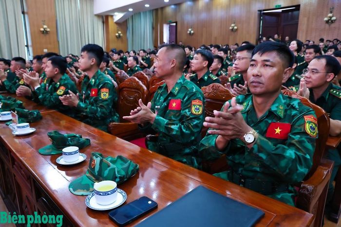 Đội sử dụng chó nghiệp vụ Bộ đội Biên phòng tại buổi lễ. Ảnh: Chiến Khu