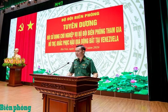Thiếu tướng Nguyễn Xuân Toàn, Ủy viên Ban Thường vụ Đảng ủy Bộ đội Biên phòng, Chủ nhiệm Chính trị Bộ đội Biên phòng công bố quyết định khen thưởng. Ảnh: Duy Liêm