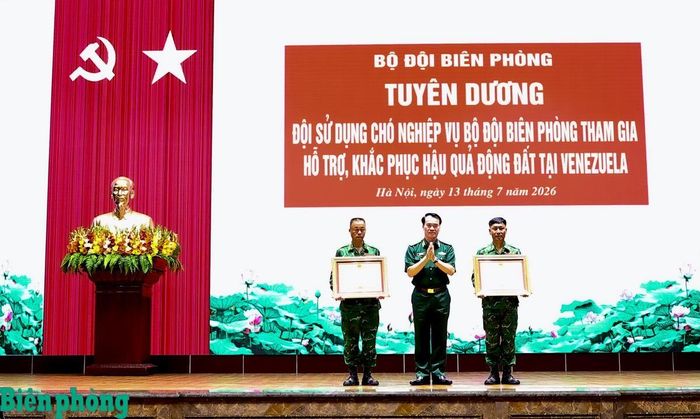 Thừa ủy quyền của Thủ tướng Chính phủ, Trung tướng Vũ Trung Kiên trao Bằng khen của Thủ tướng Chính phủ tặng các cá nhân có thành tích xuất sắc trong thực hiện nhiệm vụ tìm kiếm, cứu nạn, hỗ trợ nhân đạo, khắc phục hậu quả thảm họa động đất tại Venezuela. Ảnh: TK