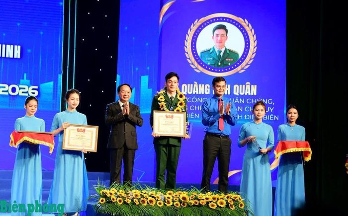 Đại úy Quàng Anh Quân nhận Giải thưởng Lý Tự Trọng trong Chương trình kỷ niệm 95 năm Ngày thành lập Đoàn Thanh niên Cộng sản Hồ Chí Minh (26/3/1931 - 26/3/2026) và trao Giải thưởng Lý Tự Trọng năm 2026 cho 100 cán bộ Đoàn xuất sắc toàn quốc do Trung ương Đoàn tổ chức. Ảnh: Quân Anh