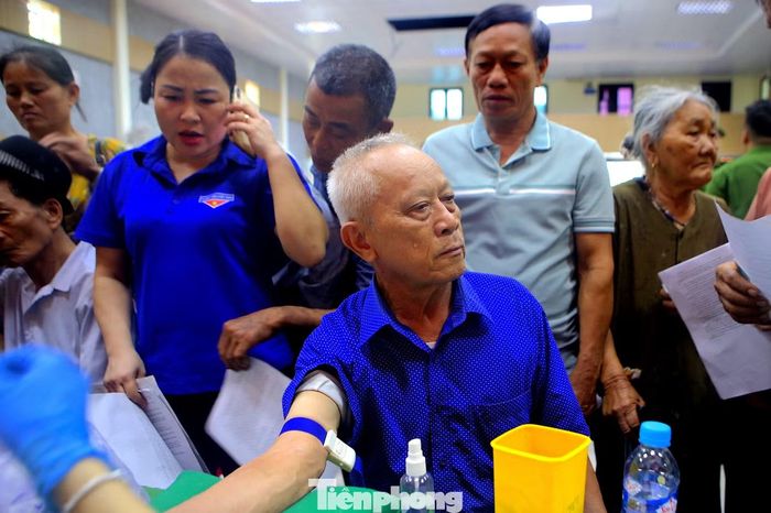 Ông Trương Huy Minh xúc động trong buổi lấy mẫu ADN.