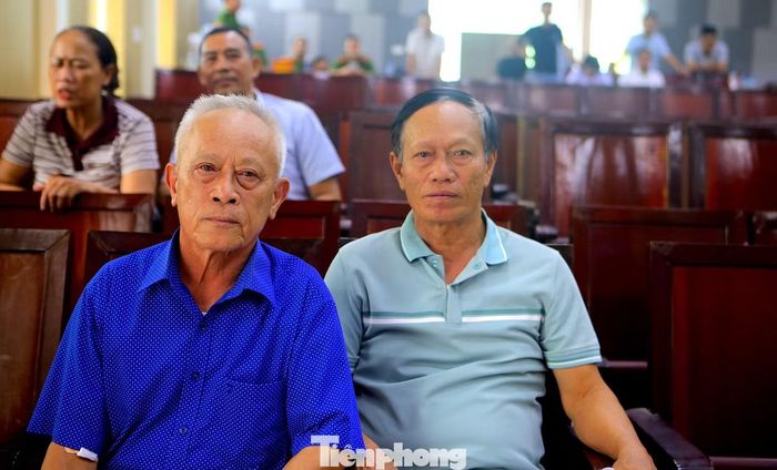 Hơn nửa thế kỷ qua, hai anh em ông Minh, ông Vinh không ngừng tìm kiếm thông tin về người anh trai liệt sĩ Trương Công Cừ.